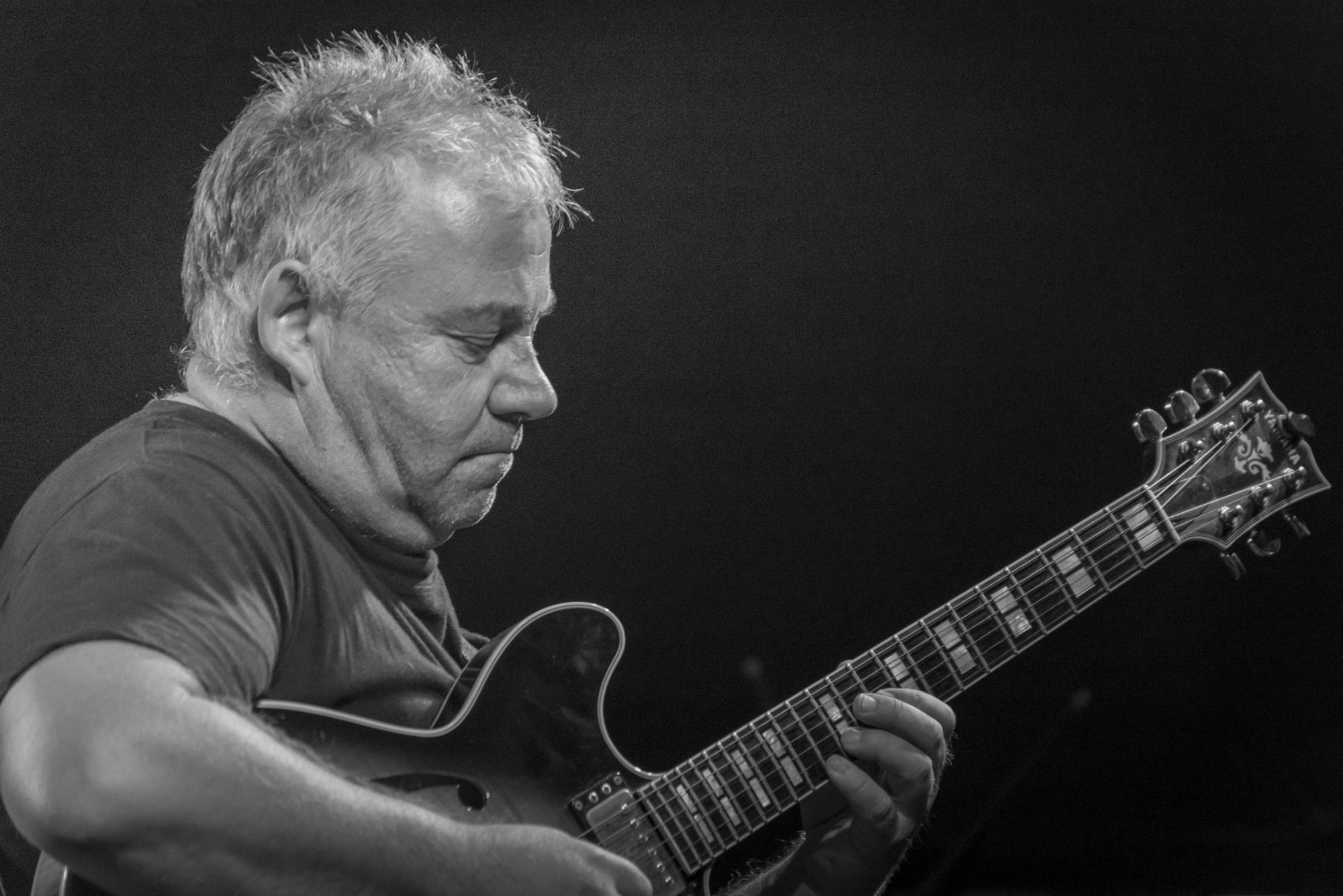 Primož Grašič playing a Yamaha hollow-body guitar
